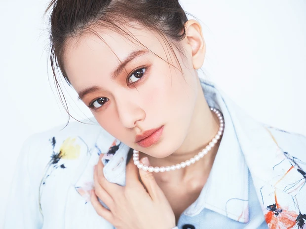 オールマイティなオレンジメイク。今年っぽくアップデートするには？ 山本舞香さんがビターなネオオレンジに挑戦！