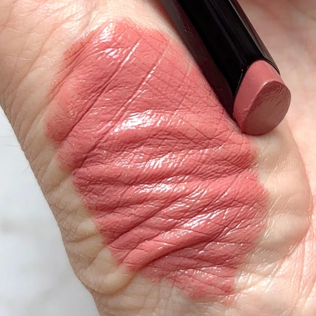 120 アイコニック ローズ シャインのスウォッチ 手の甲に塗った発色