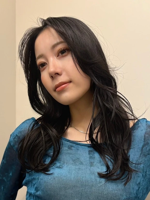 ヘアカタログ ロング ロングヘア 前髪あり スタイリング