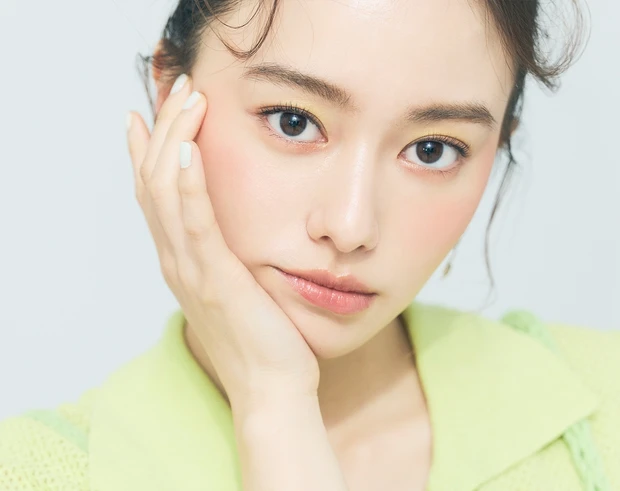 山本舞香 Y2Kメイク イエローアイシャドウ ピンクチーク