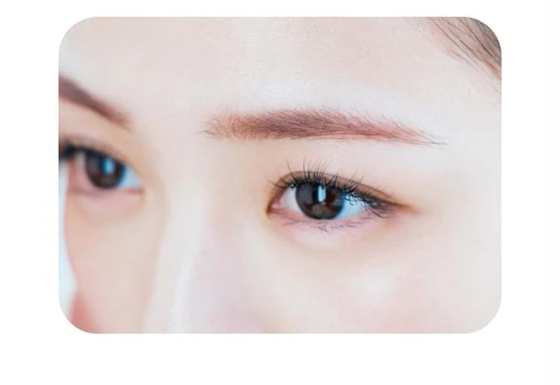 【Eyebrow & Eyeshadow】色素を薄く見せて印象をやわらげる淡ピンク眉