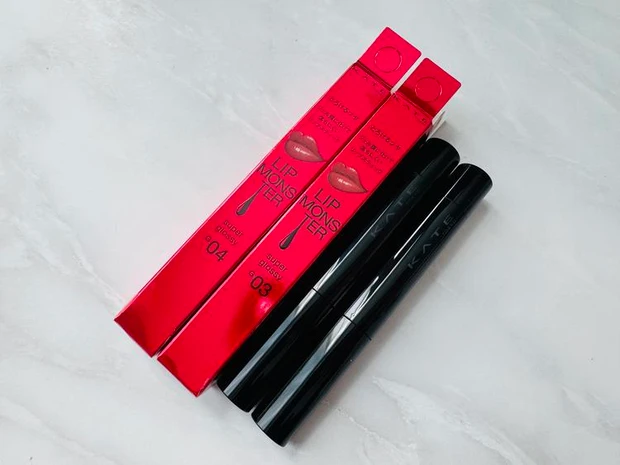 【2位】《ケイト》ひとぬりでとろけて、ツヤがあふれ出す!リップモンスター ツヤバースの新色2色レビュー