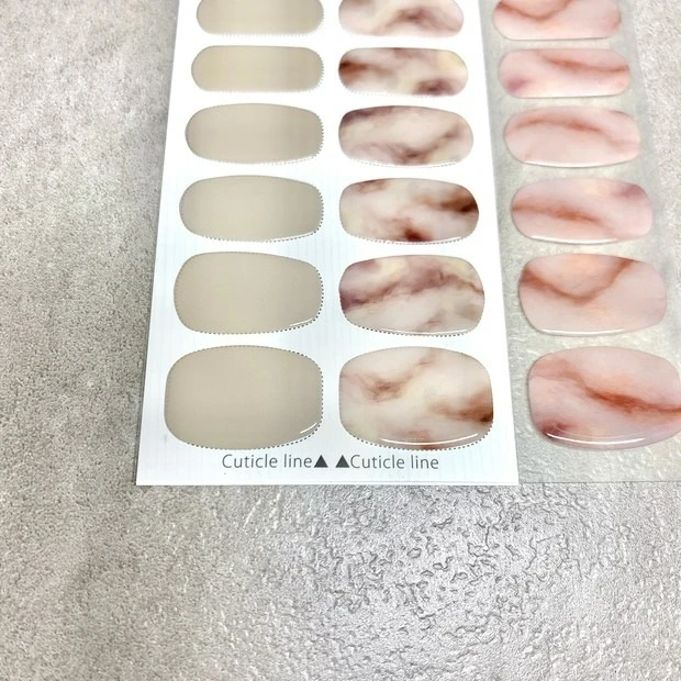 ジェルネイルシールの貼り方・剥がし方_ジェルネイルシールの貼り方のポイント_2.ジェルネイルシールを剥がす_1