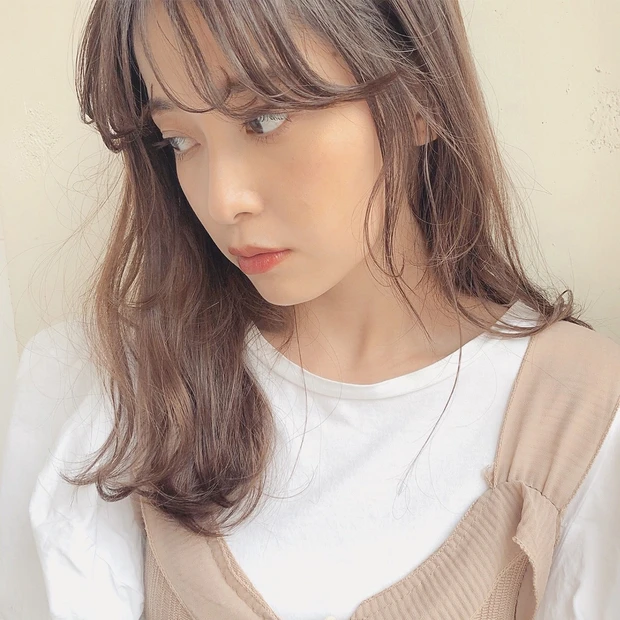 髪からリラックスできる、ラベンダーカラーのゆるウェーブロング