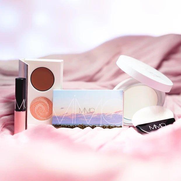 セット限定のグロスとコンパクトブラシも！ MiMCのモダンなウォームカラーコフレに注目【クリスマスコフレ2025】
