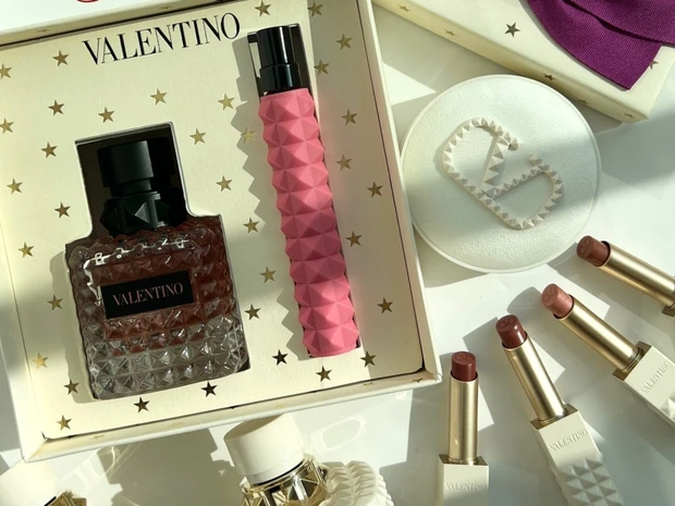 【クリスマスコフレ2025】ヴァレンティノ ビューティのホリデー限定品をスウォッチ＆レビュー！
