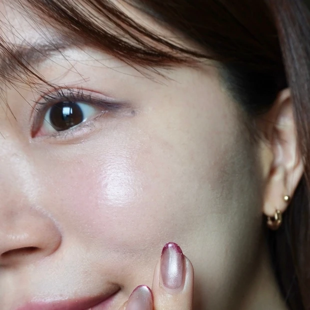 YSL（イヴ・サンローラン）の人気リップ「ラブシャイン」新色163 ラズベリークラッシュと、新作ハイライト「オールアワーズ ハイパールミナイザー03」でメイク