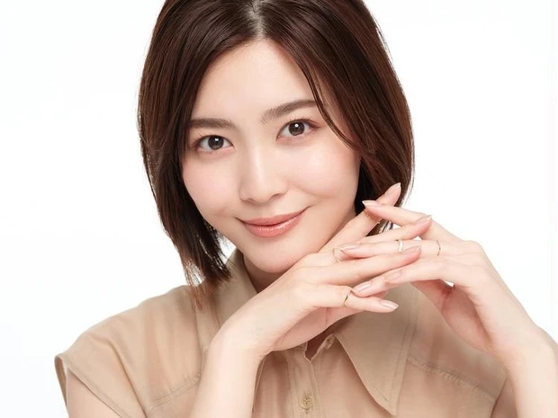 血色感　ツヤ肌　ベースメイク　ローラ メルシエ　ルースパウダー　ブラシ　プロ　メイク　やり方