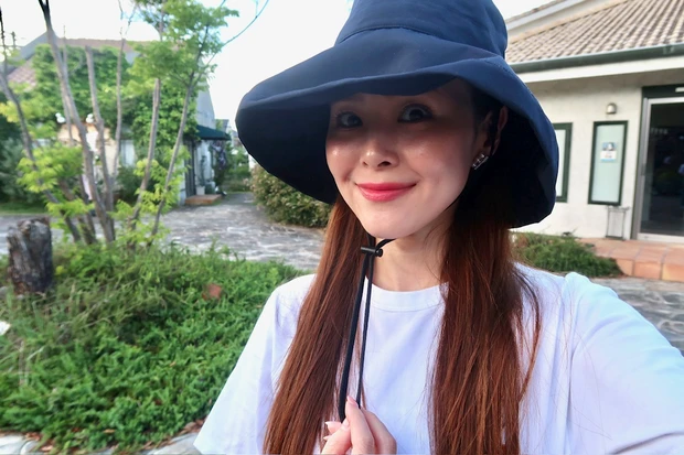 pink trick(ピンクトリック)  完全遮光ツバ広ハットのあご紐装着