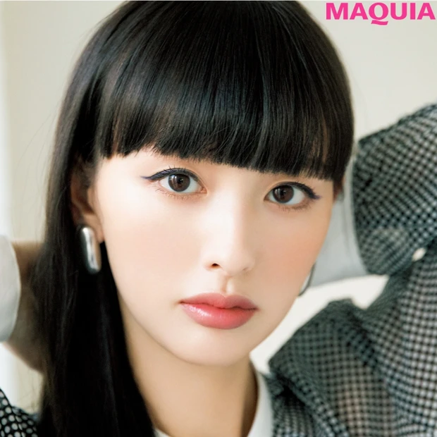 凛とした美人顔が完成するネイビーシャドウを使ったメイクテク