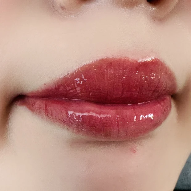 KATE のリップモンスター ツヤバースの使用イメージ(G04 スパイダーリリー調香師)