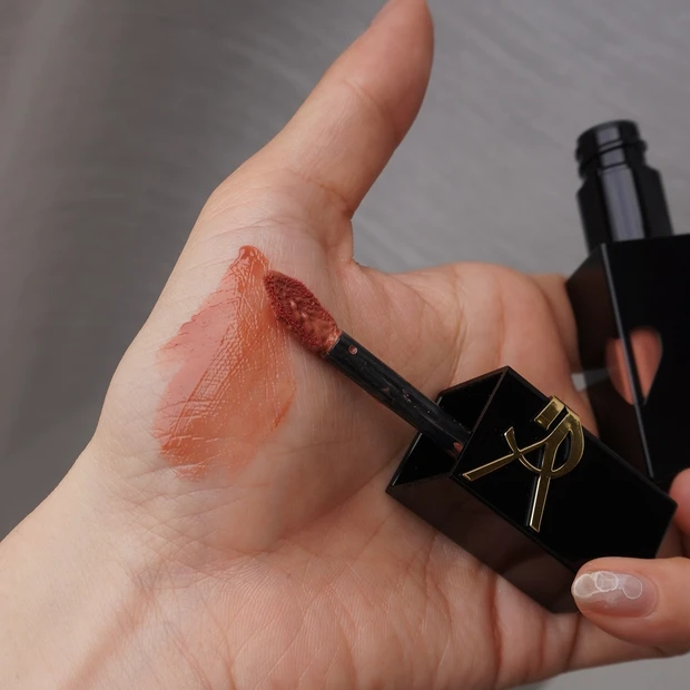 YSL ザ インクス ヴィニルクリーム 443 ポップ ザ ヌードのスウォッチ