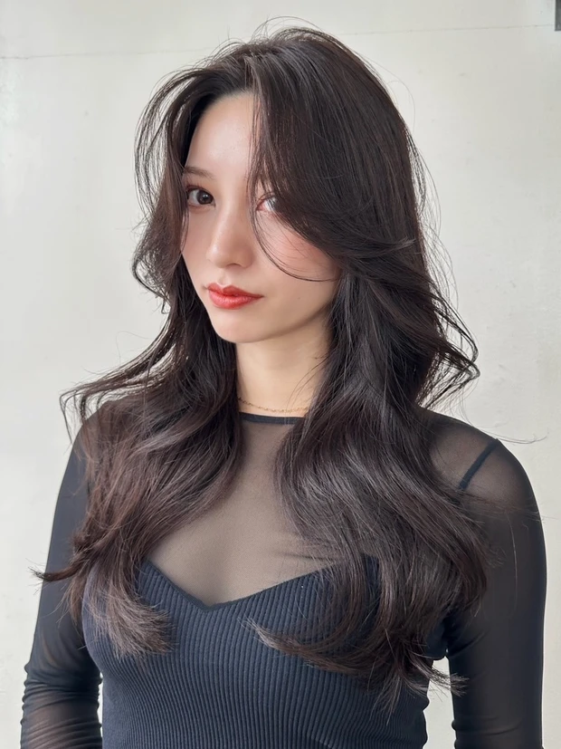 ロングヘア 大人 ヘアスタイル 暗髪 前髪なし レイヤー