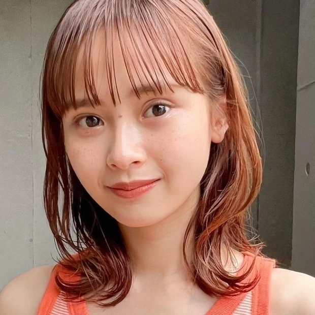 ミディアム　30代　40代 ヘアスタイル　明るめカラー　前髪あり