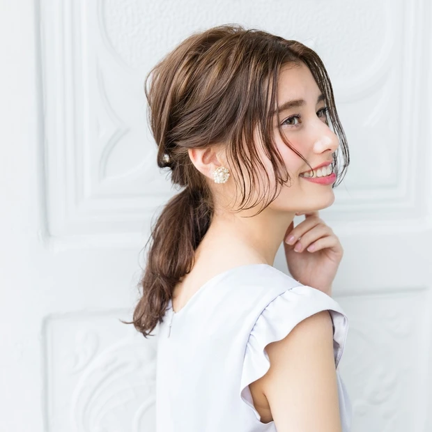 後れ毛の出し方とトップの引き出し方で、ひとつ結びがドレスアップ仕様に！