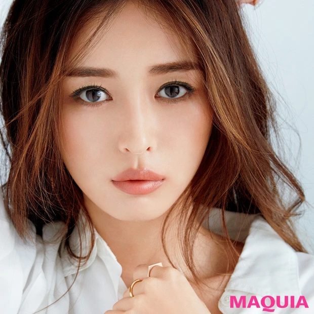 カーキを春らしくつけるには? パールベージュを重ねて軽やかさを演出