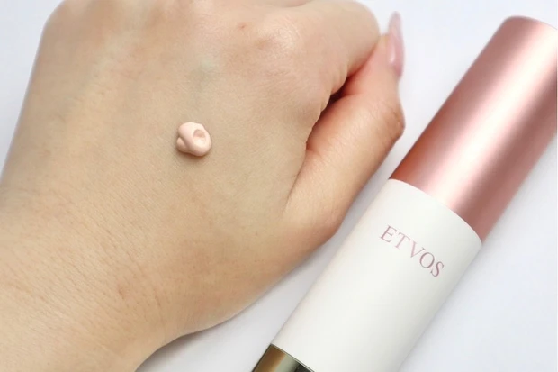 エトヴォス ミネラルトリートメントエッセンス ピンクベージュ スウォッチ
