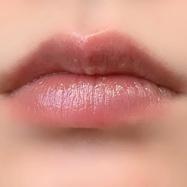 唇に塗ったDHC薬用リップクリーム。うるおいでツヤがあり、口紅の下地にも使える仕上がり。