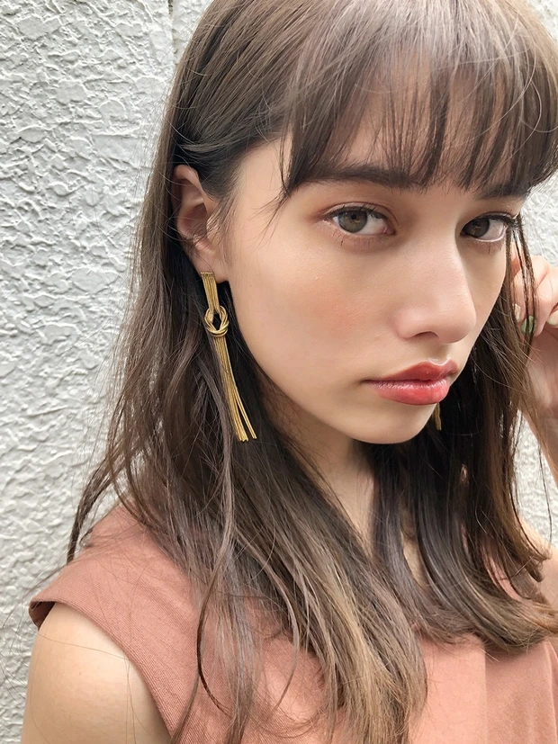 ほんのりカールが今っぽい、潤いベージュカラーの重軽シースルーヘア