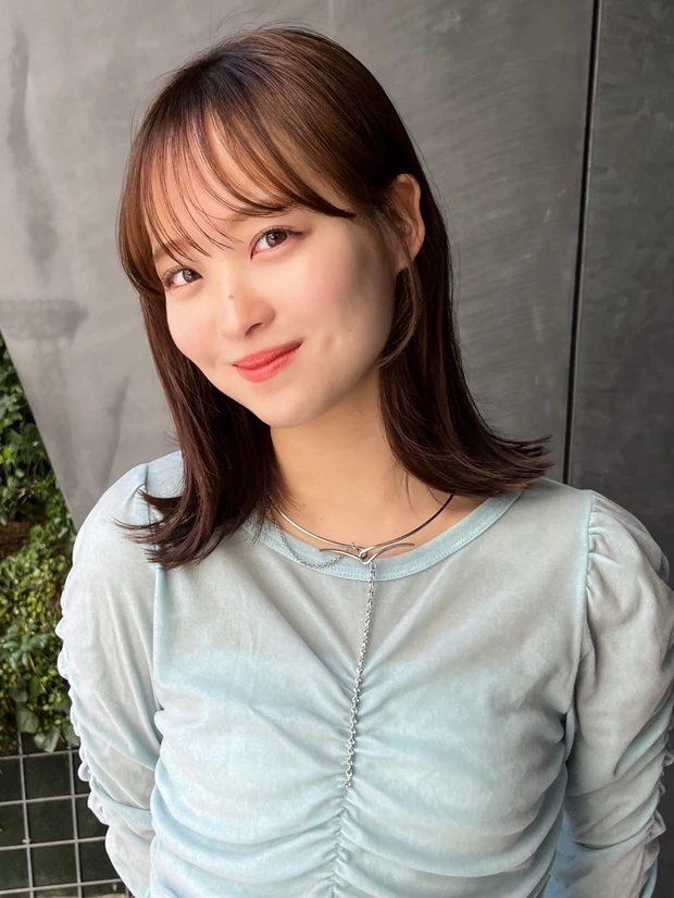 ヘアカタログ ミディアム ミディアムヘア 前髪あり シースルーバング