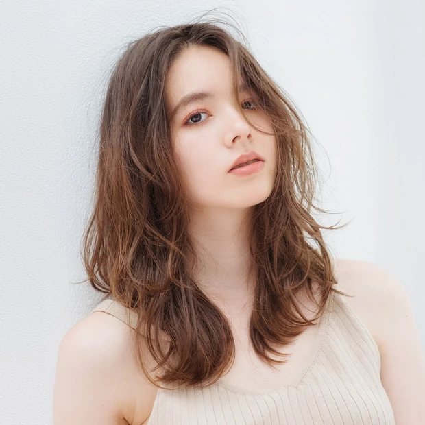 小顔とトレンドも両立！ ハネ感が旬度の高めの大人リラクシーミディ