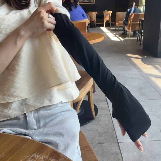 2025年に買い足した紫外線対策グッズ4選のうちのひとつ、ユニクロ｜UVカットシームレスアームカバー【990円】の着画