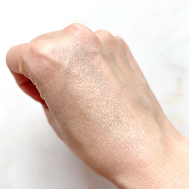 エクセル エクストラリッチ セラムインパウダー  EX01 シルキーベージュ 手の甲にスウォッチ