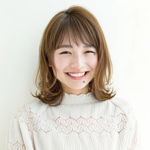 気負わずキュートな外ハネミディアムなら、男女両ウケ間違いなし!