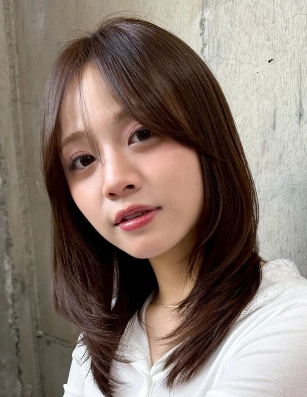 髪型　ミディアムレイヤー　ミディアムヘア　小顔見え　韓国風　前髪あり　正面
