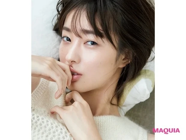 ハイライトのうるじゅわ感を とことん際立たせる_幸せそうなオーラも加わり、ミニマムメイクに華が生まれる。