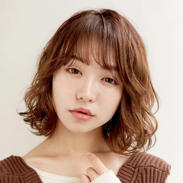 ZACCの髪型・ヘアスタイルまとめ_顔まわりのカールで愛され度を高める、フリルウェーブミディアム