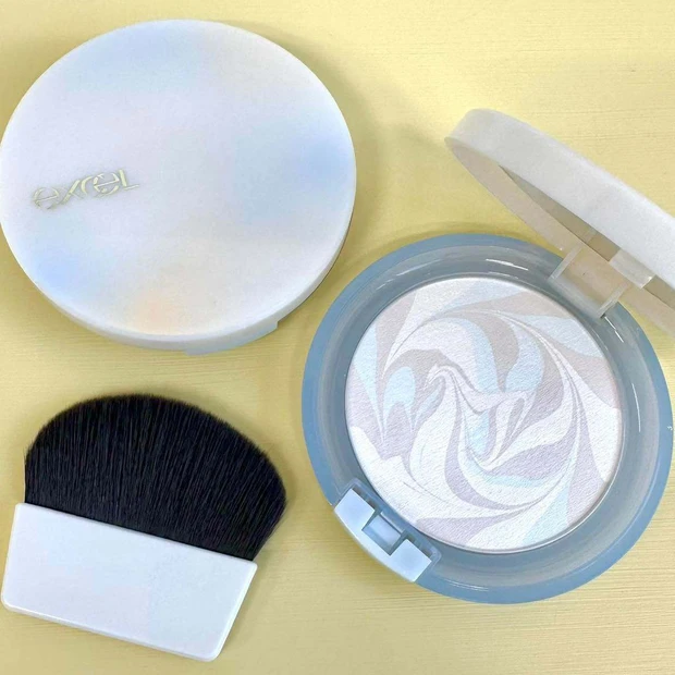 エクセルから透明感をアップさせるマーブルパウダーが限定発売！ 薄型で持ち歩きにも便利