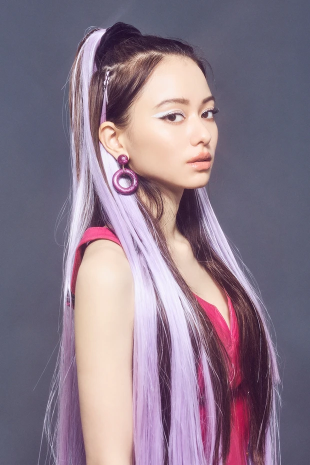 パープルのロングエクステでゴージャスに！ 山本舞香さんが『Rain On Me』のレディー・ガガをオマージュ ～ヘアアレンジ編～