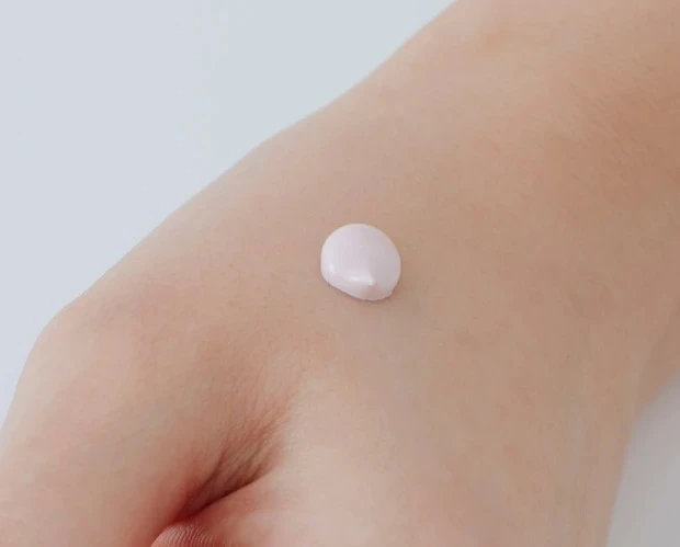 【日焼け止めの塗り方】使用量はパール粒1/3量くらいを顔半分の目安量に