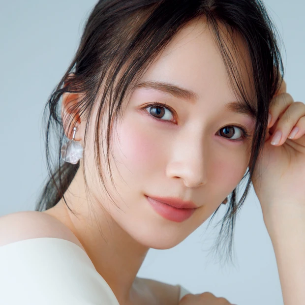 櫻坂46・守屋麗奈さんがベスコス受賞コスメで多幸感メイク。ブルベ肌と好相性なピンクで洒落顔に