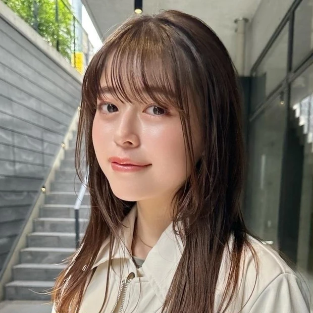 セミロング ヘア 髪型 ヘアスタイル 大人 前髪あり グレージュ リラクシー