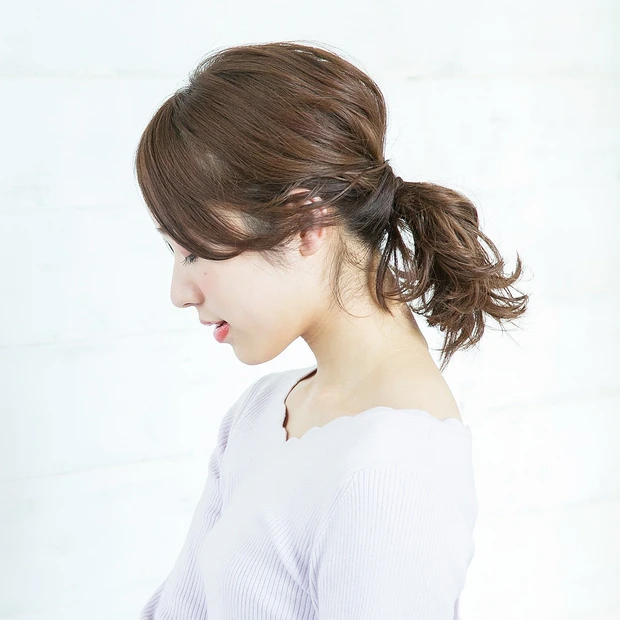 ポニーテール ヘアアレンジ 【差がつくポニーテールの作り方】横から見てもおしゃれ感が漂う秘訣は“えり足”の髪にアリ