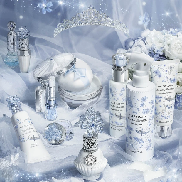 【4位】ジルスチュアートから今年は“ブルーティアラ”をテーマにした「サムシングピュアブルー」が登場! 10周年限定デザインのフレグランスなど