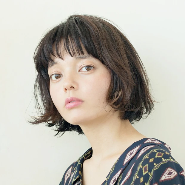 大人の遊び心を満たす、ハイライト×ハネ感のおしゃれ見えボブ