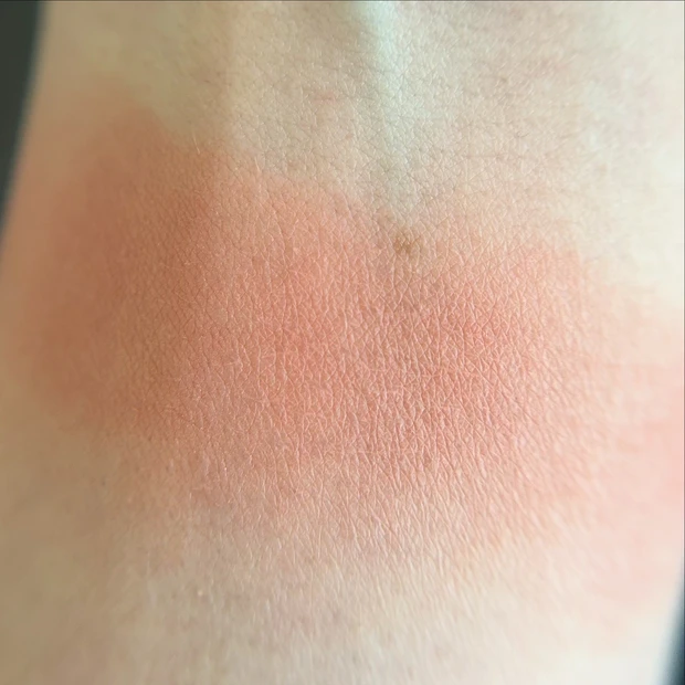 フェイスブラッシュ ローズベージュ スウォッチ