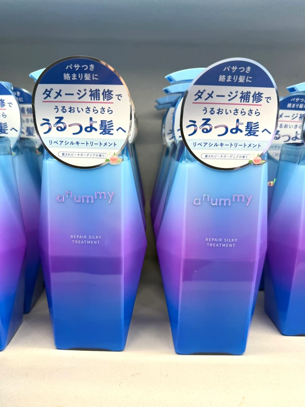 髪の毛が絡まりやすい方、髪の毛がペタっとなりやすい方に向けて、髪のキューティクルケア、ハリ・コシケアに集中アプローチ before・after ケラチンブースター※1成分×3種のケラチン※2×2種類のキトサン誘導体※3 ケラチンブースター※1成分×3種のケラチン※2×2種類のキトサン誘導体※3がうるおいを抱えて、指通りさらさらの髪へ。 ”ケラチンブースター” ※1成分とは? 髪や頭⽪は⽔をはじきやすい疎⽔性であるため、⽔溶性の美容液成分は髪表⾯に均⼀に⾏き渡りにくい性質があります。 そこで、⽔にも油にもなじむ特性を持つ「ケラチンブースター※1成分」を組み合わせて配合することで、髪にとって重要なタンパク質であるケラチンを配合した美容液成分が、髪の内部まで浸透しやすくなるようサポートします。 2種類のキトサン誘導体※3の 高い水分保持力でさらさら髪に! 2種類のキトサン誘導体※3が髪表面をうるおいベールで包み込み、乾燥しやすい毛先もなめらかに。 髪表面に密着して保護し、擬似キューティクルのように髪を保護することで、うるおいを逃がさず、つややかな仕上がりをサポートします。 保湿、毛髪補修成分 キトサンヒドロキシ プロピルトリモニウム クロリド キトサンサクシナミド キューティクルボンド成分※4で絡まりやすい毛先のダメージをケア キューティクルの上になめらかな薄い膜を作り、髪表面を保護するキューティクルボンド成分※4を配合。髪同士の摩擦を減らすことで、指通り良く整え、髪のパサつきをケアします。 毛髪補修成分 (水添ヒマシ油/セバシン酸) コポリマー 2種類のハリ・コシケア成分※5が、ペタッとしやすい髪をふんわりと軽やかな仕上がりへ。 髪表面を包み込むように2種類のハリ・コシケア成分が密着し、根元から自然な立ち上がりをサポート。細くてボリュームが出にくい髪も、べたつかず、空気を含んだようなふわっと感のある印象に整えます。 毛髪補修成分 加水分解 エンドウタンパク ゼイン 肌思いのフリー処方 パラベンフリー エタノールフリー 鉱物油フリー シリコーンフリー★ サルフェートフリー(ラウレス硫酸Naなど) 合成着色料フリー ★シャンプーのみ 愛されピーチガーデニアの香り みずみずしいピーチと花々が溶け合う、 甘く幸福感あふれる優しい香り 香りのピラミッド ※1 シクロヘキサン-1,4-ジカルボン酸ビスエトキシジグリコール(浸透補修成分) ※2 加水分解ケラチン(羊毛)、加水分解ケラチン(カシミヤヤギ)、イソステアロイル加水分解ケラチン(すべて毛髪補修成分) ※3 キトサンヒドロキシプロピルトリモニウムクロリド、キトサンサクシナミド(すべて毛髪補修成分) ※4 (水添ヒマシ油/セバシン酸)コポリマー(毛髪補修成分) ※5 加水分解エンドウタンパク、ゼイン(毛髪保護成分) 使用方法 使用上の注意 全成分 アニュミー リペアシルキー トリートメント<さらさらタイプ>