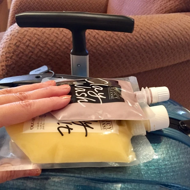 旅行に帰省に何て便利!スムージーみたいなカラフルコスメ。