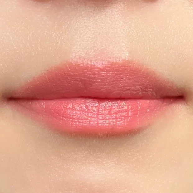 唇全体を1～2mmほど大きくリップライナーで囲むことで、ボリューム感を出すことができる