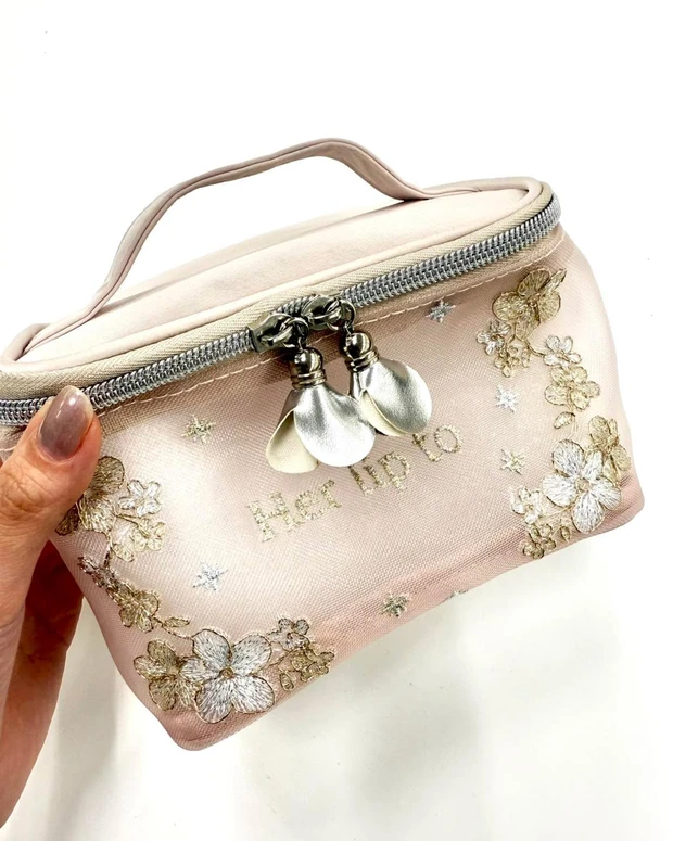 Her lip to BEAUTY HOLIDAY VANITY POUCH