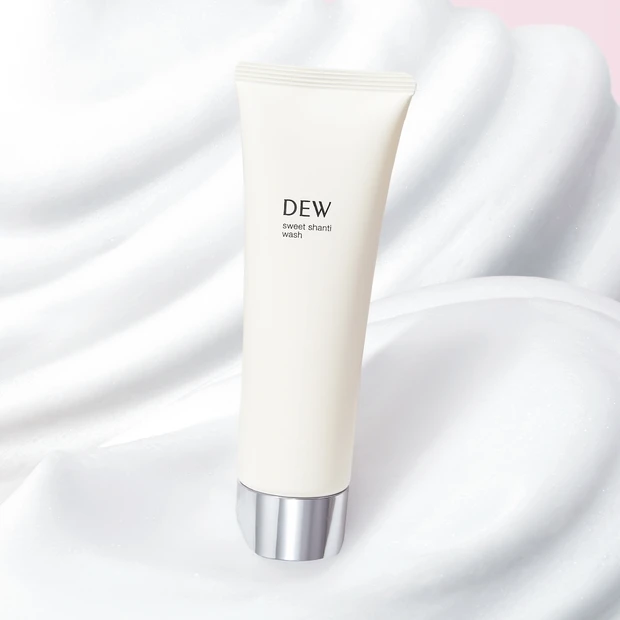 DEW の濃密ヒアロ泡（※1）洗顔で肌を愛おしむような、うっとり心地よい…