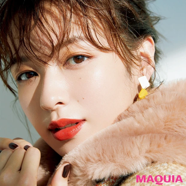 春タイプに似合うメイクは？ 彩度高めの赤リップ×透けシャドウが好バランス