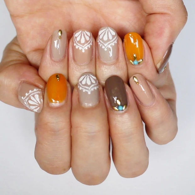 秋カラーでシックにまとめる!手描きエスニックネイル【ギ☆のセルフネイル手…