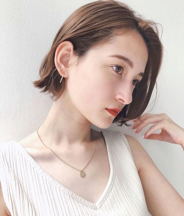 伸ばしかけ　髪型　ボブ　洗練切りっぱなしボブスタイル