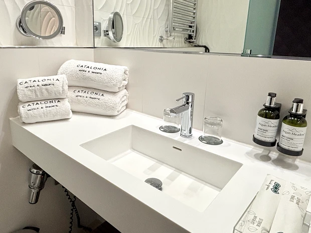 円安でも買ってよかったロンドン土産！日本未上陸「Charlotte Tilbury」リッププランパーのお試しレビュー【現地美容事情も】_1