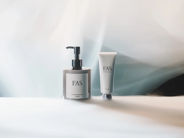 （左）FAS  ザ ドレープ ボディ ミルク￥6930　（右）FAS ザ ドレープ ハンドクリーム ￥4400